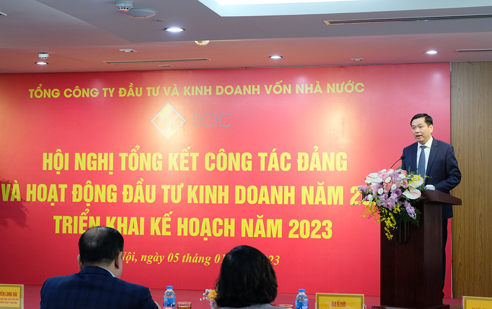 Đồng chí Nguyễn Long Hải, Bí thư Đảng uỷ Khối Doanh nghiệp Trung ương trao tặng Huy hiệu 30 năm tuổi Đảng cho đồng chí Lê Văn Châu, Phó Bí thư Đảng uỷ Khối.