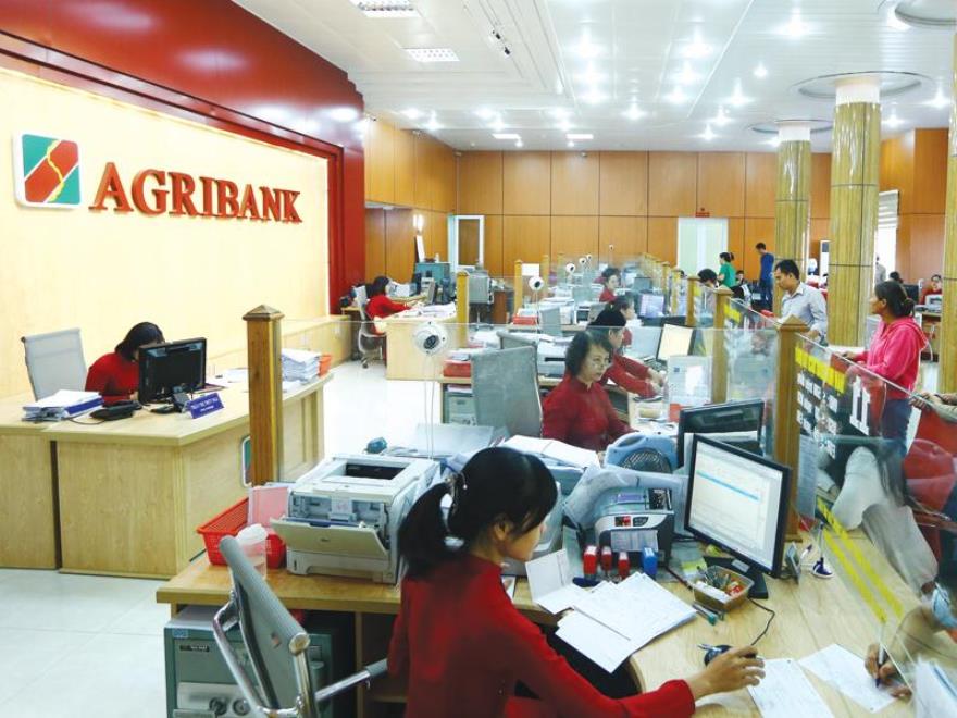Giao dịch tại ngân hàng Agribank.