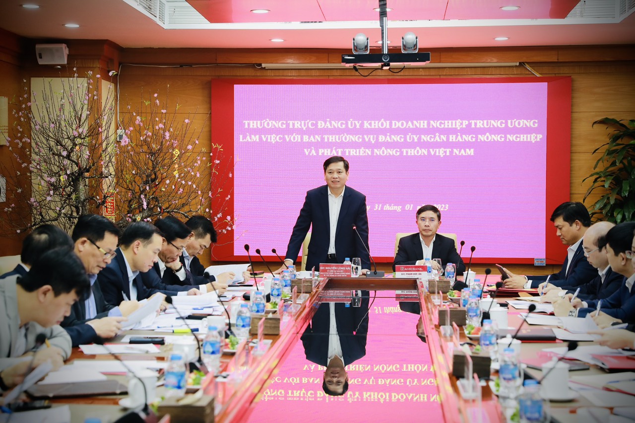 Bí thư Đảng ủy Khối DNTW - Nguyễn Long Hải thăm hỏi lực lượng vận hành NMTĐ Lai Châu.