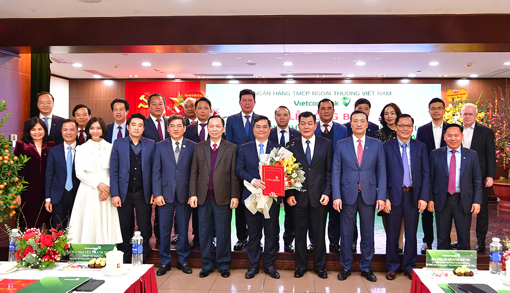 Lãnh đạo Đảng ủy Khối DNTW, lãnh đạo NHNN Việt Nam và Ban lãnh đạo Vietcombank chúc mừng đồng chí Nguyễn Thanh Tùng.