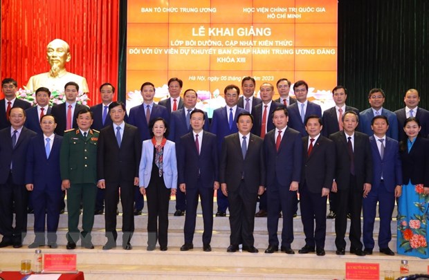 Lãnh đạo Đảng, Nhà nước và các đồng chí Ủy viên Dự khuyết Ban Chấp hành Trung ương Đảng Khóa XIII chụp ảnh chung.