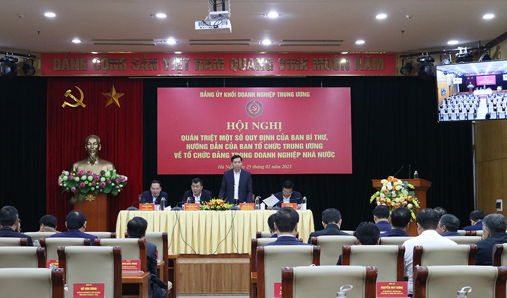 Bí thư Đảng ủy Khối DNTW - Nguyễn Long Hải thăm hỏi lực lượng vận hành NMTĐ Lai Châu.
