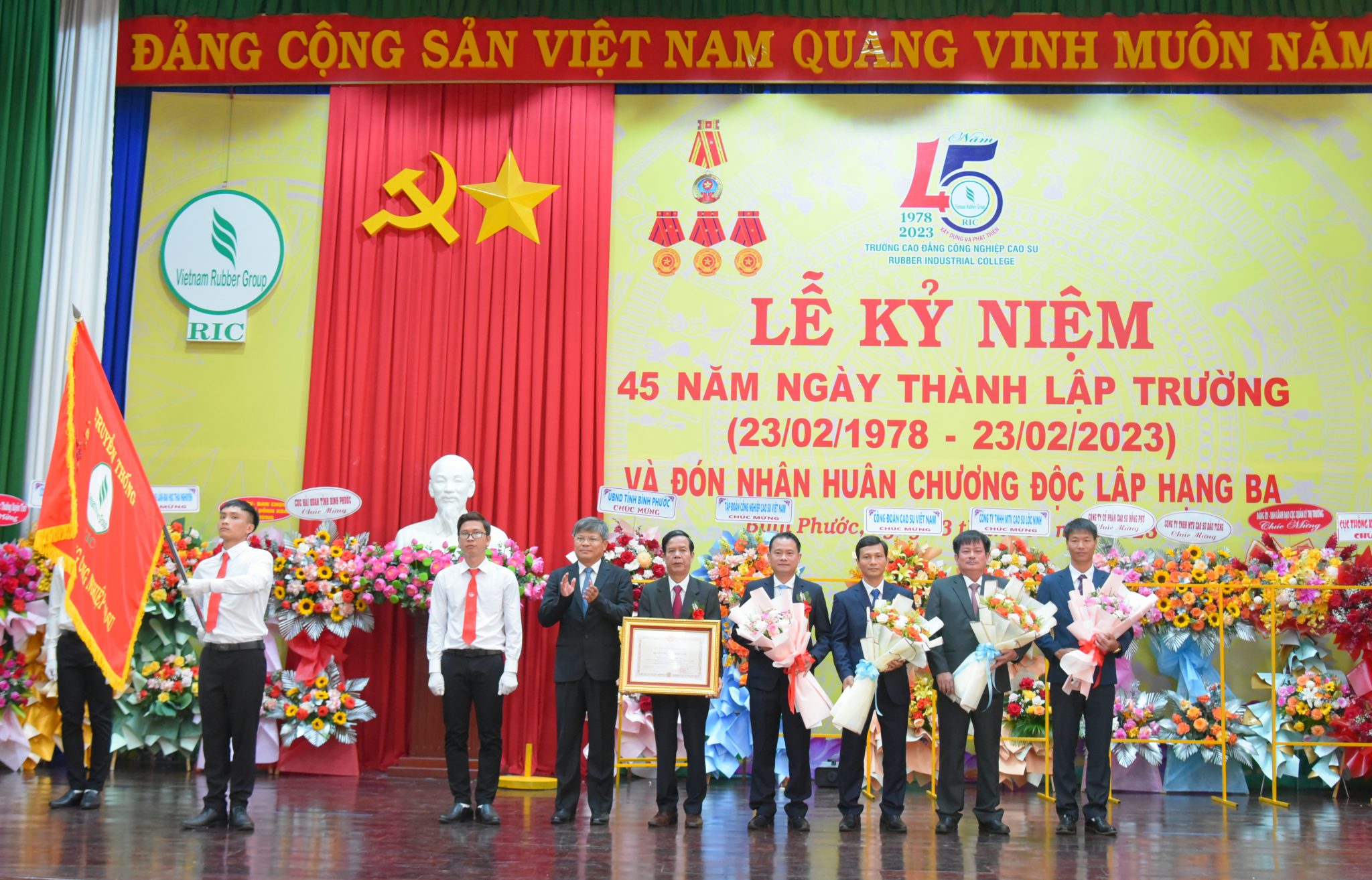 Trường vinh dự được nhận Huân chương Độc lập hạng Ba nhân kỷ niệm 45 năm thành lập.