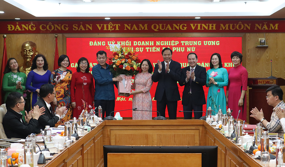 Các đồng chí Thường trực Đảng uỷ Khối Doanh nghiệp Trung ương và Công đoàn Cơ quan Đảng uỷ Khối tặng hoa chúc mừng các cán bộ, nhân viên nữ nhân ngày 8/3.