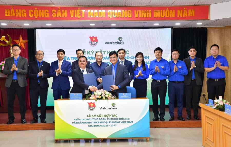 Đại diện lãnh đạo Vietcombank và Trung ương Đoàn ký kết hợp tác với sự chứng kiến của các đại biểu khách mời
