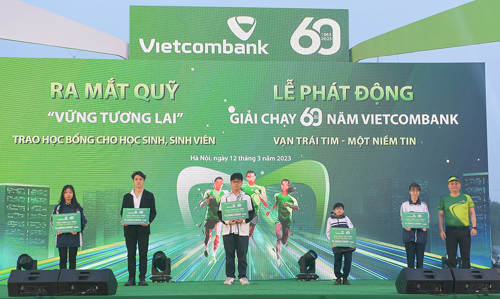 Nguyễn Thanh Tùng - Thành viên Hội đồng quản trị, Tổng Giám đốc Vietcombank (ngoài cùng bên phải) trao học bổng cho các em học sinh nghèo vượt khó, tài năng