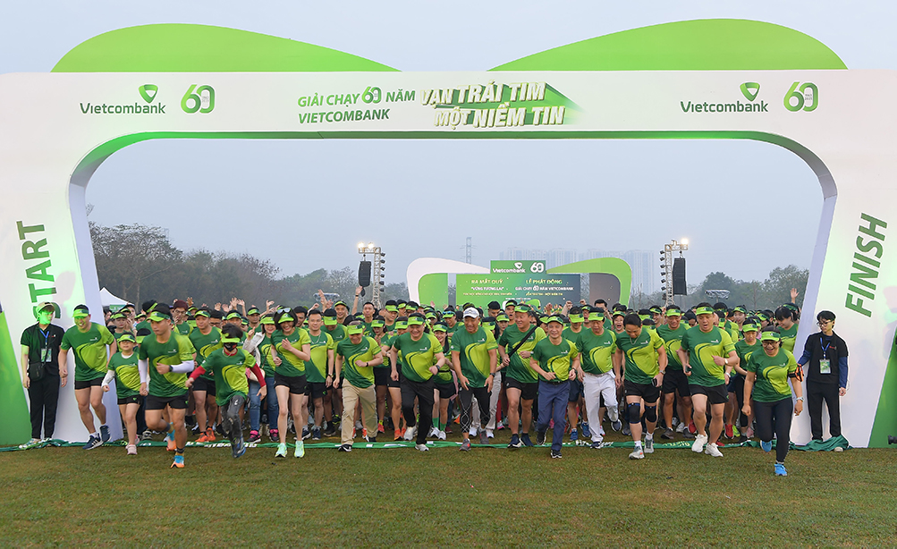Ban lãnh đạo cùng hơn 3.000 vận động viên là cán bộ, người thân và khách hàng của Vietcombank tại điểm cầu Hà Nội khởi động và tham gia giải chạy.