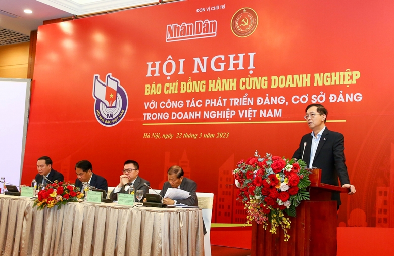 Đồng chí Trần Quang Dũng, Ủy viên Ban Thường vụ Đảng ủy, Trưởng Ban Truyền thông và Văn hóa doanh nghiệp Petrovietnam tham luận tại Hội nghị. 