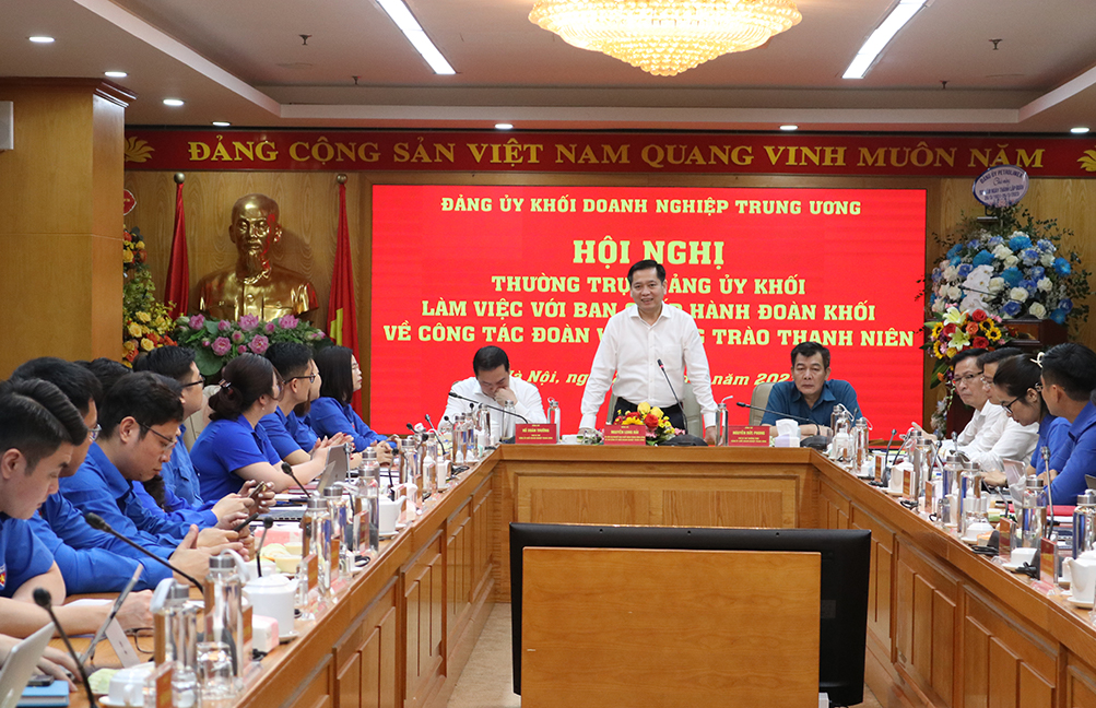 Bí thư Đảng uỷ Khối Doanh nghiệp Trung ương Nguyễn Long Hải báo cáo tình hình hoạt động của các doanh nghiệp nhà nước. Ảnh: Dương Giang-TTXVN