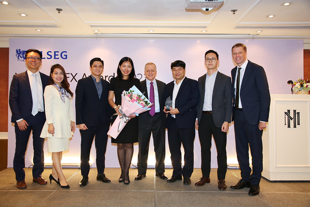 Đại diện Refinitiv/LSEG trao giải thưởng Best FXall Taker cho đại diện Vietcombank (thứ 3 từ phải sang) và bộ phận FX Vietcombank.