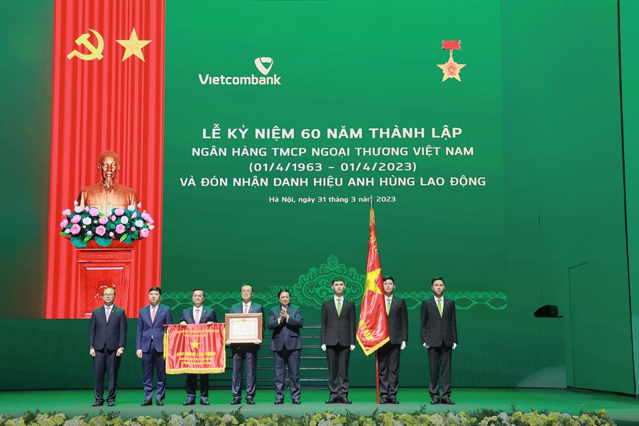 Thay mặt lãnh đạo Đảng, Nhà nước, Thủ tướng Chính phủ Phạm Minh Chính trao tặng danh hiệu Anh hùng Lao động cho Vietcombank.