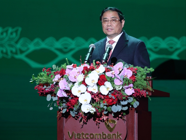 Thủ tướng Chính phủ Phạm Minh Chính thăm hỏi người lao động NMNĐ Sông Hậu 1.