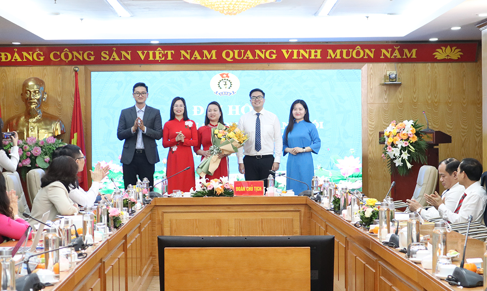 Chi bộ Cơ quan Đoàn Thanh niên Khối tặng hoa chúc mừng Đại hội.