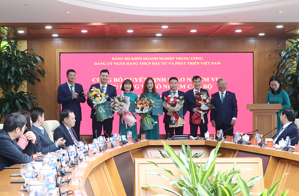 Lãnh đạo Đảng uỷ Ngân hàng TMCP Đầu tư & Phát triển Việt Nam trao Quyết định cho cán bộ tham mưu, giúp việc của Đảng uỷ.
