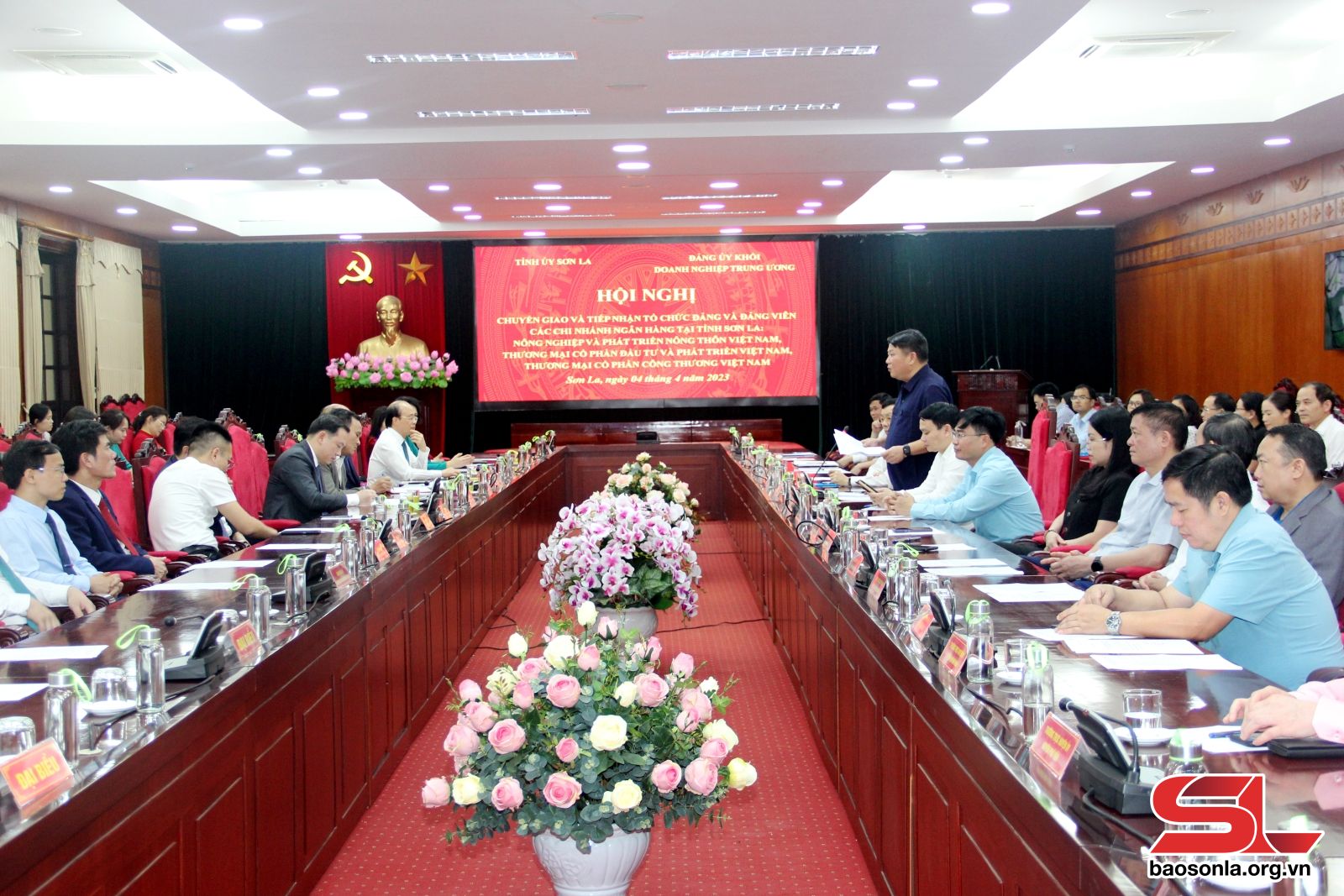 Hội nghị chuyển giao và tiếp nhận tổ chức đảng, đảng viên các chi nhánh ngân hàng thương mại tại tỉnh Sơn La.