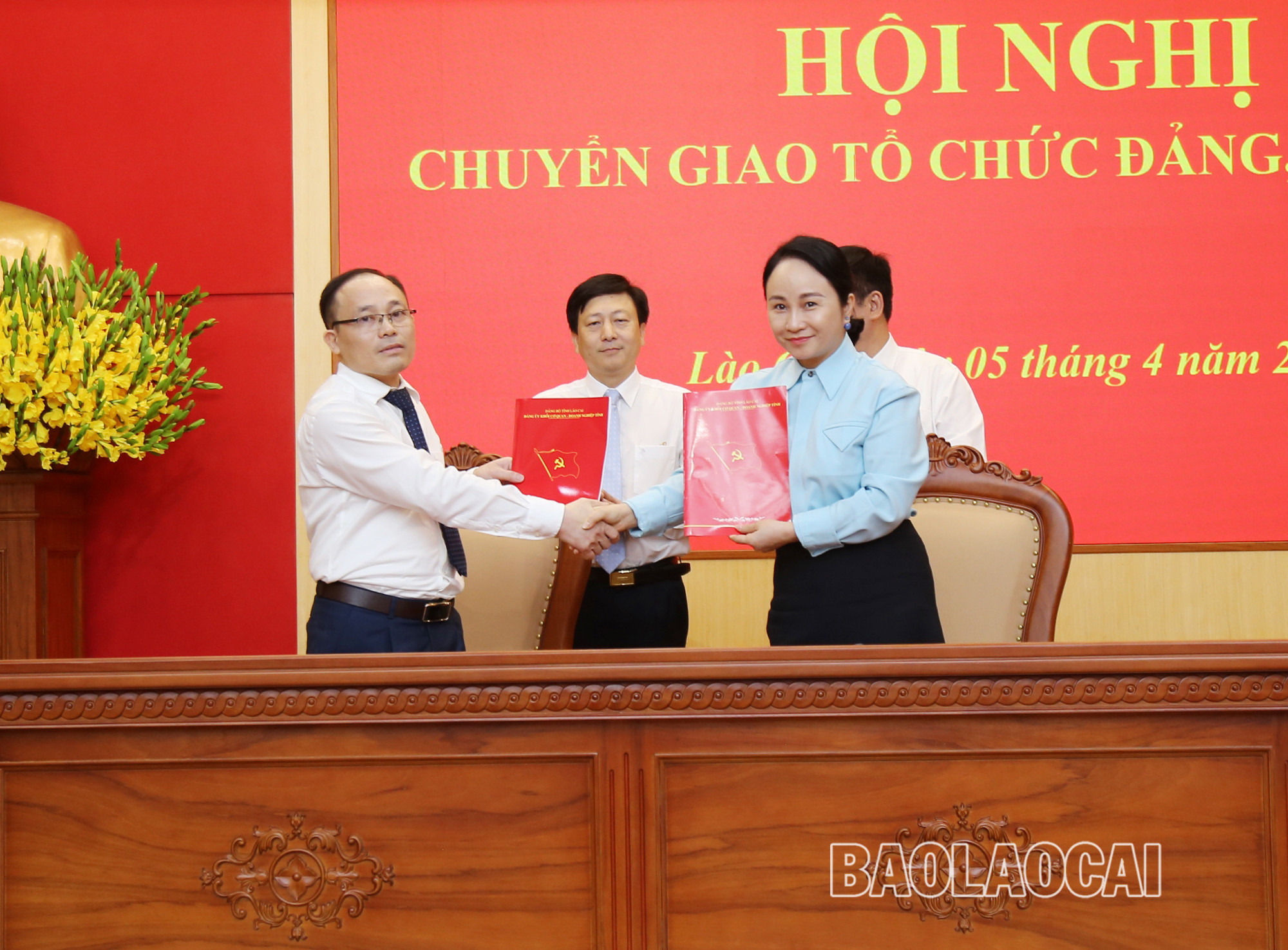 Ký biên bản bàn giao Chi bộ Ngân hàng Công thương Việt Nam – Chi nhánh Lào Cai về Đảng bộ Ngân hàng Thương mại cổ phần Công thương Việt Nam.