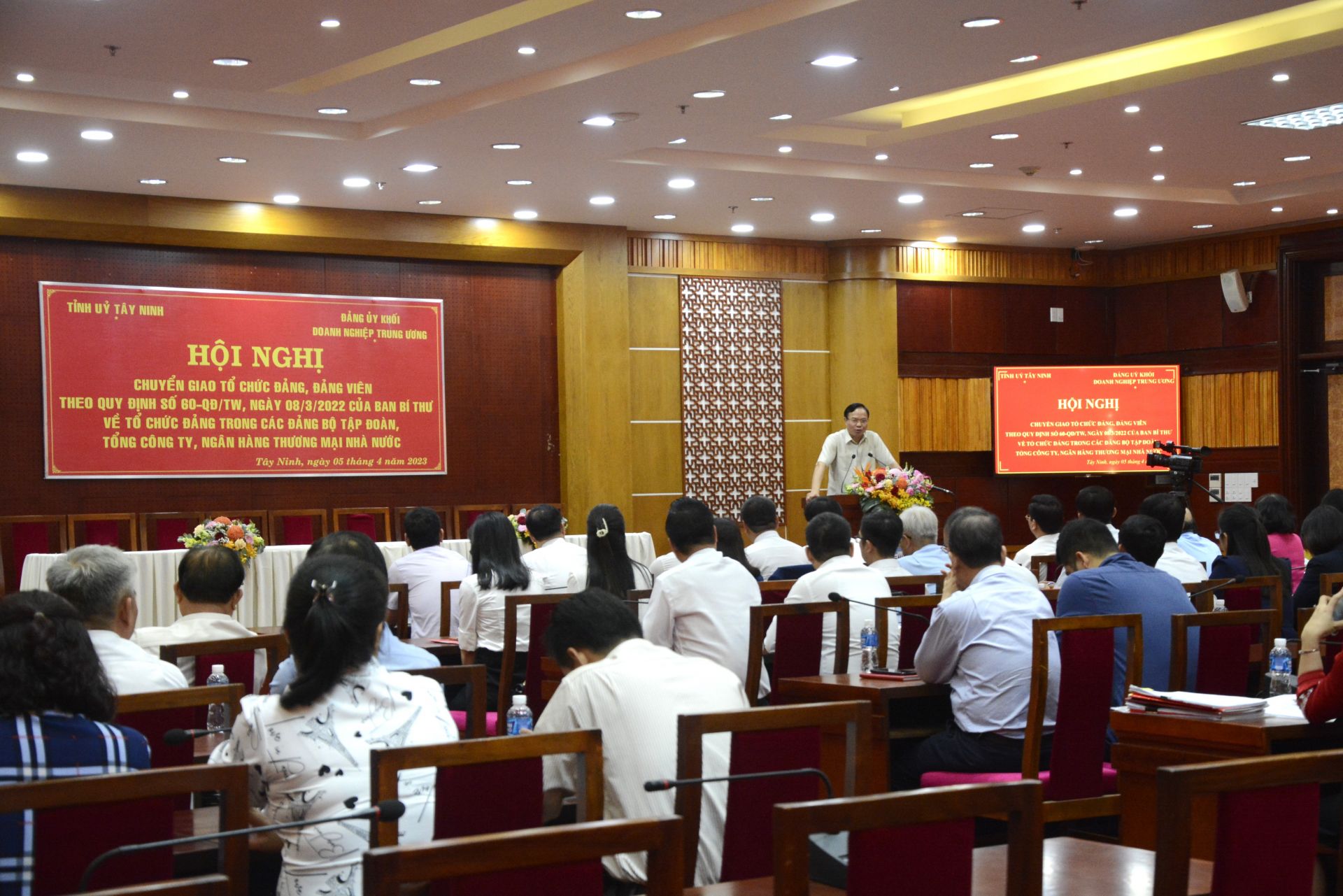 Phó Bí thư Đảng uỷ Khối Doanh nghiệp Trung ương Lê Văn Châu phát biểu tại Hội nghị.