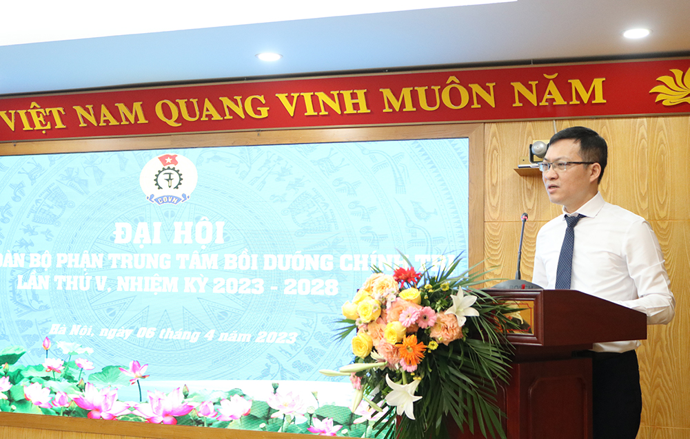 đồng chí Hoàng Thanh Liêm, Bí thư Chi bộ Trung tâm Bồi dưỡng chính trị Đảng uỷ Khối phát biểu giao nhiệm vụ.