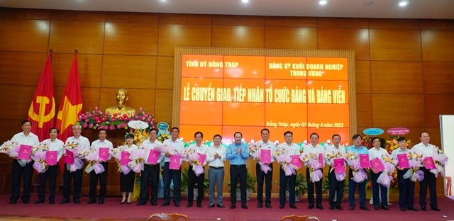 Phó Bí thư Thường trực Tỉnh ủy Đồng Tháp Phan Văn Thắng và Phó Bí thư Đảng ủy Khối Doanh nghiệp Trung ương Hồ Xuân Trường trao quyết định, tặng hoa chúc mừng 16 tổ chức đảng.