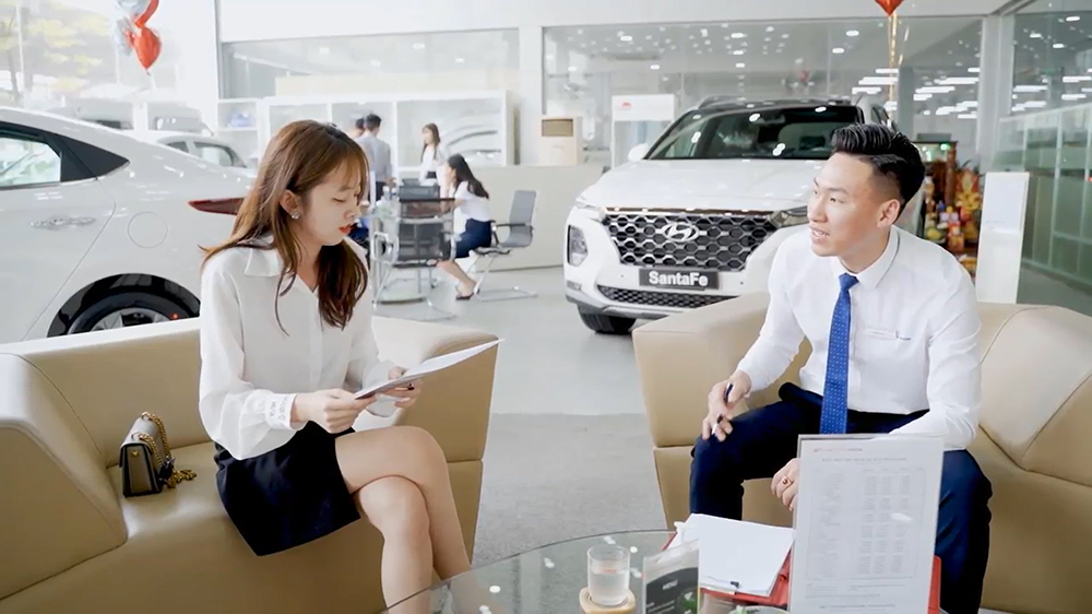 Nhân viên tư vấn mua xe tại showrom của Hyundai Thành Công.