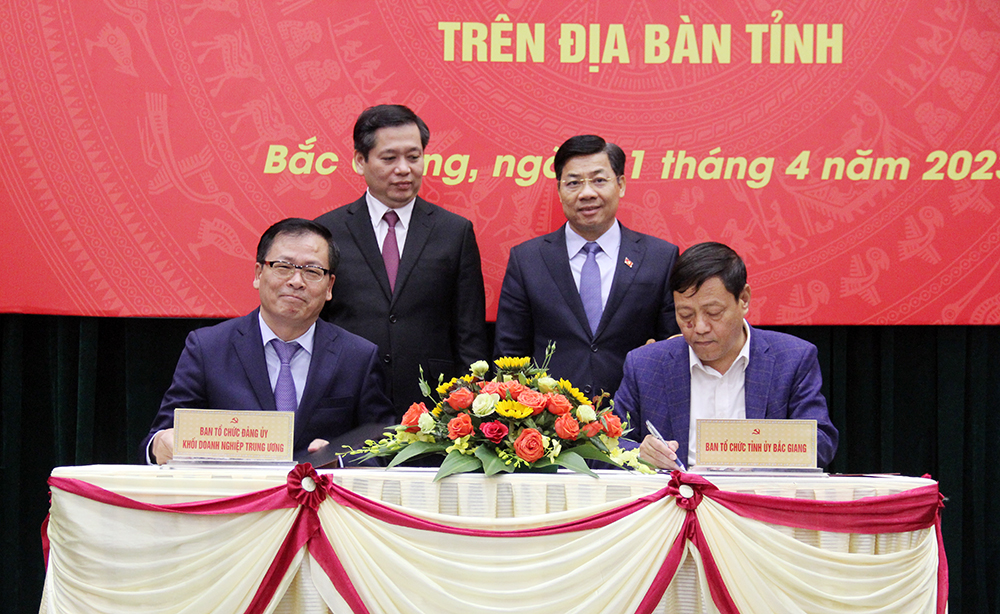 Các đồng chí: Dương Văn Thái, Nguyễn Long Hải chứng kiến việc ký biên bản bàn giao sổ danh sách đảng viên, hồ sơ đảng viên của Đảng bộ Công ty cổ phần Phân đạm và Hóa chất Hà Bắc.