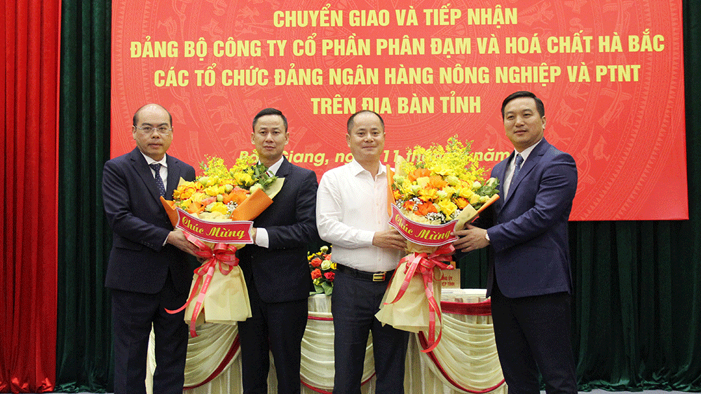 Lãnh đạo Đảng ủy Khối Doanh nghiệp tỉnh và Đảng ủy Ngân hàng NN& PTNT Việt Nam tặng hoa chúc mừng đại diện các tổ chức đảng Ngân hàng NN & PTNT trên địa bàn tỉnh.