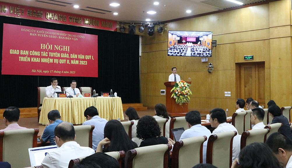 Đồng chí Vũ Trí Thắng, Trưởng Ban Dân vận Đảng uỷ Khối Doanh nghiệp Trung ương báo cáo công tác dân vận Quý I/2023.