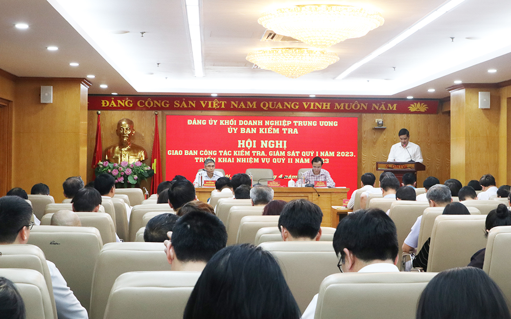 Chủ nhiệm Uỷ Ban Kiểm tra Đảng uỷ Khối Phan Công Nam tiếp thu ý kiến của Thường trực Đảng uỷ Khối và giải đáp một số ý kiến tại Hội nghị.