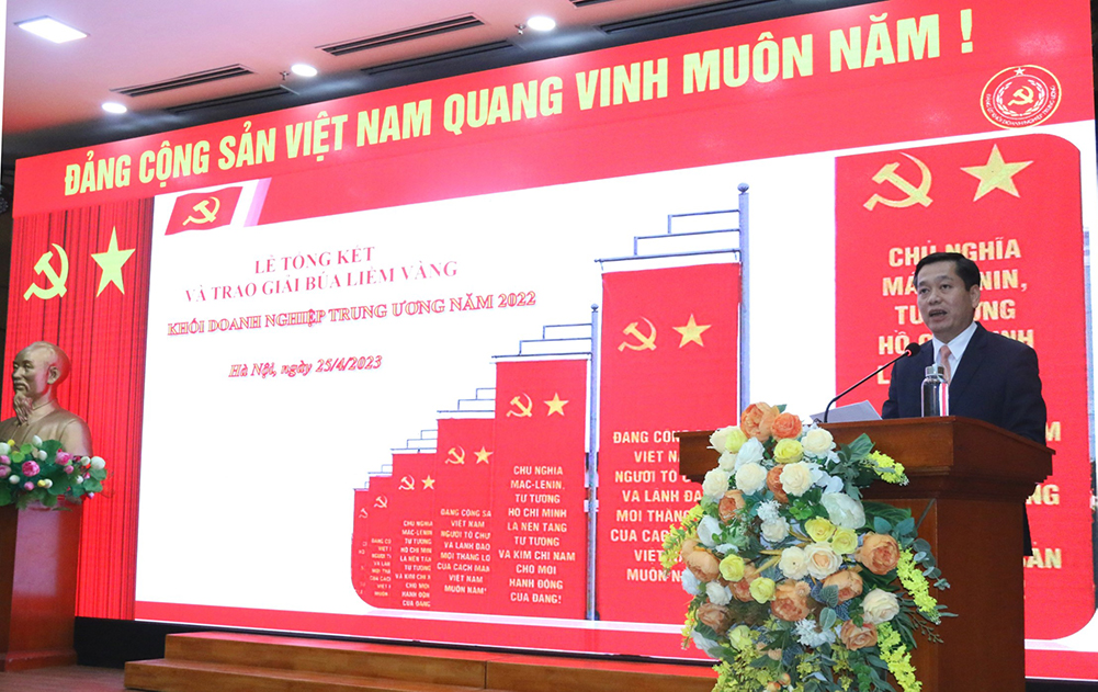 Bí thư Đảng ủy Khối Doanh nghiệp Trung ương Nguyễn Long Hải chúc mừng các tổ chức cơ sở Đảng.