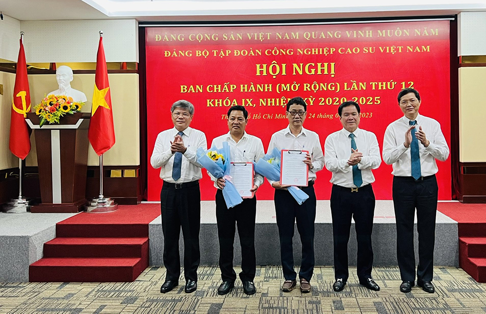 Ban Thường vụ Đảng ủy tặng hoa chúc mừng chi bộ Công ty CP VRG Khải Hoàn và chi bộ Công ty CP Chư Sê Kampong Thom chuyển giao về Đảng bộ Tập đoàn.