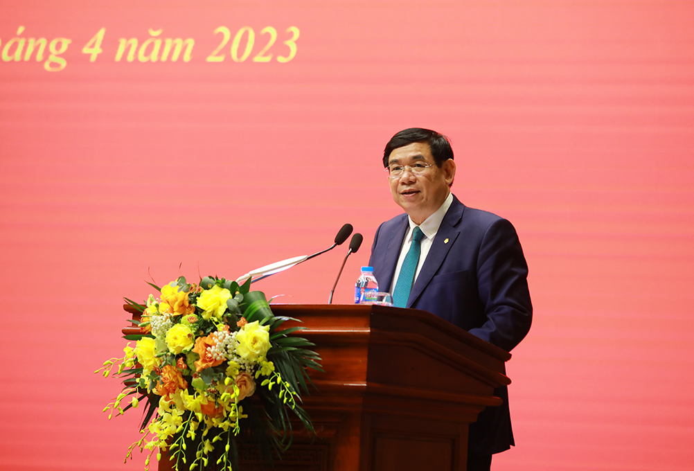 Đồng chí Phan Đức Tú - Ủy viên BCH Đảng bộ Khối DNTW, Bí thư Đảng ủy, Chủ tịch HĐQT BIDV - phát biểu tại Hội nghị.