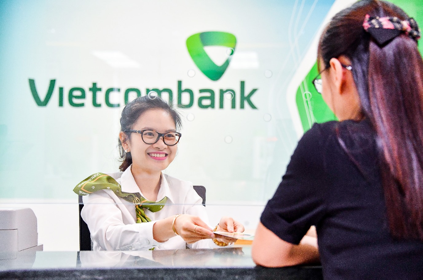 Giao dịch tại ngân hàng Vietcombank.