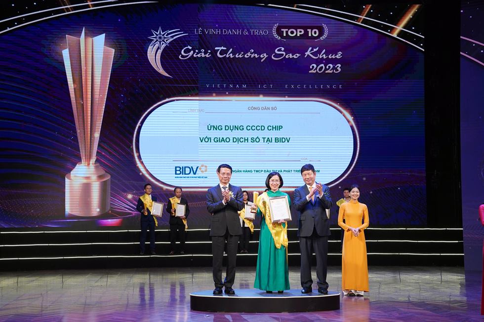 Top 10 Giải thưởng Lĩnh vực Công dân số - Ứng dụng Căn cước công dân gắn chip với giao dịch số tại BIDV.