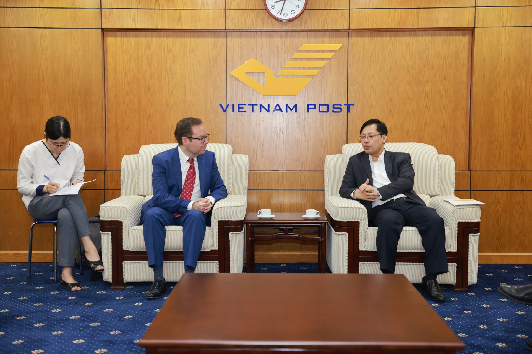 Tổng giám đốc Tổng công ty Bưu điện Việt Nam tiếp xã giao ông Jose Anson - Chuyên gia tư vấn của Liên minh Bưu chính thế giới (UPU).
