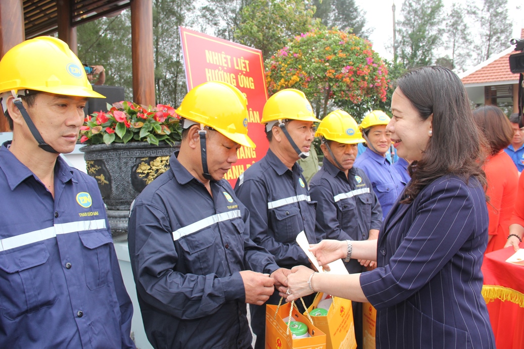Phó Chủ tịch nước Võ Thị Ánh Xuân tặng quà cho CNLĐ Công ty CP Than Đèo Nai.