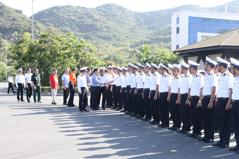 Đoàn công tác số 14 lên tàu ra thăm cán bộ, chiến sĩ và nhân dânhuyện đảo Trường Sa và nhà giàn DK1/18.