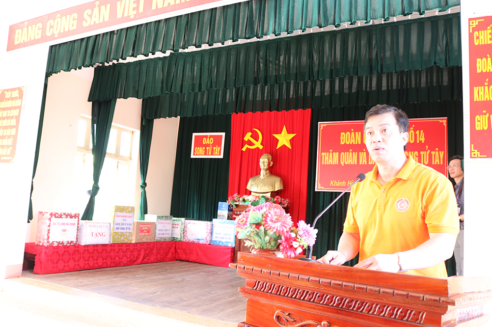 Đồng chí Nguyễn Trung Hiếu, Uỷ viên BTV, Trưởng Ban Tuyên giáo Đảng uỷ Khối Doanh nghiệp Trung ương phát biểu tại buổi thăm và tặng quà cán bộ, chiến sĩ và nhân dân đảo Song Tử Tây.
