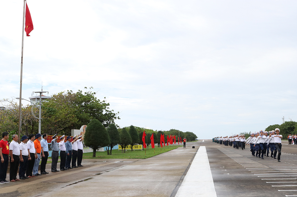 Đoàn công tác dự Lễ chào cờ trên đảo Trường Sa lớn.