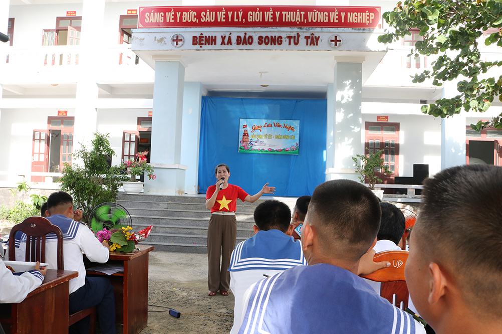 Giao lưu văn nghệ trên đảo Sinh tồn Đông.