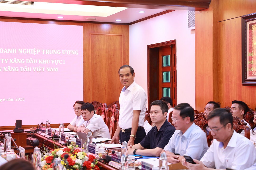Bí thư Đảng ủy, Chủ tịch Công ty- đồng chí Nguyễn Đồng báo cáo tại buổi làm việc