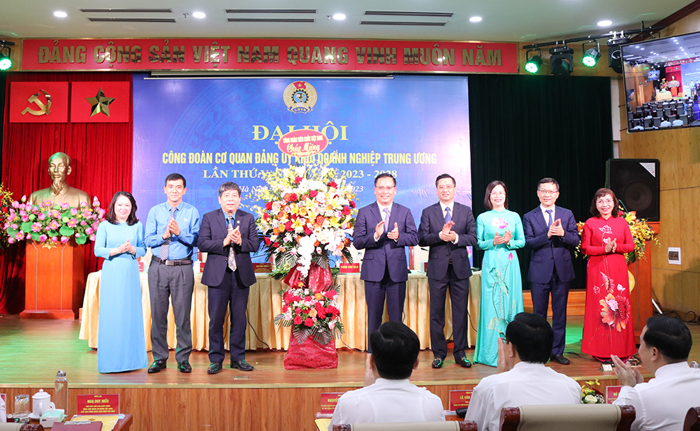 Công đoàn Viên chức Việt Nam có lẵng hoa tươi thắm chúc mừng Đại hội.
