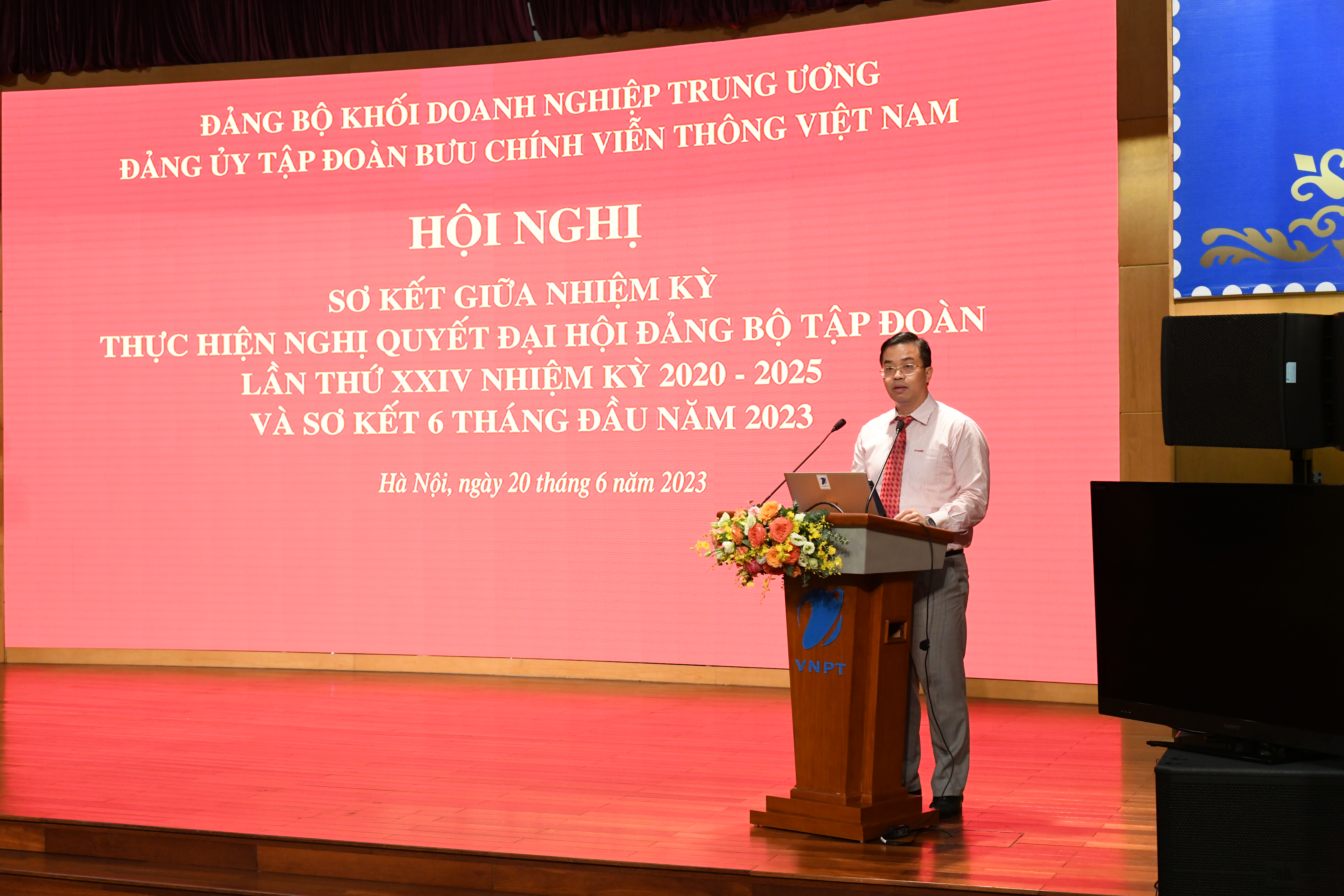 Đồng chí Nguyễn Trung Hiếu, Uỷ viên BTV, Trưởng Ban Tuyên giáo Đảng uỷ Khối Doanh nghiệp Trung ương phát biểu tại buổi thăm và tặng quà cán bộ, chiến sĩ và nhân dân đảo Song Tử Tây.