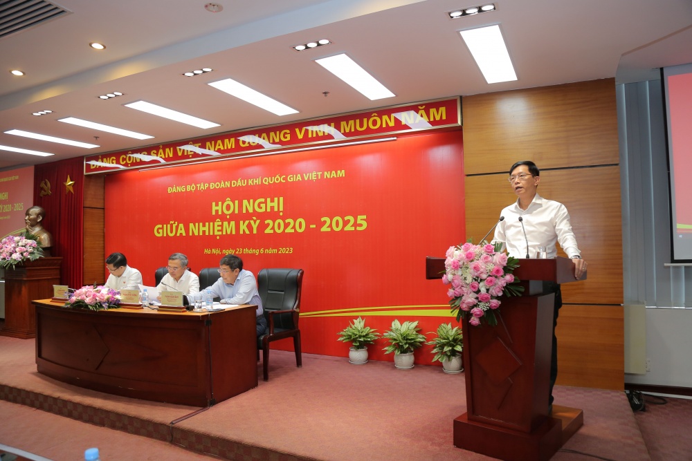Đồng chí Trần Quang Dũng - Ủy viên Ban Thường vụ Đảng ủy, Trưởng Ban Tuyên giáo Đảng ủy trình bày Báo cáo tại Hội nghị.
