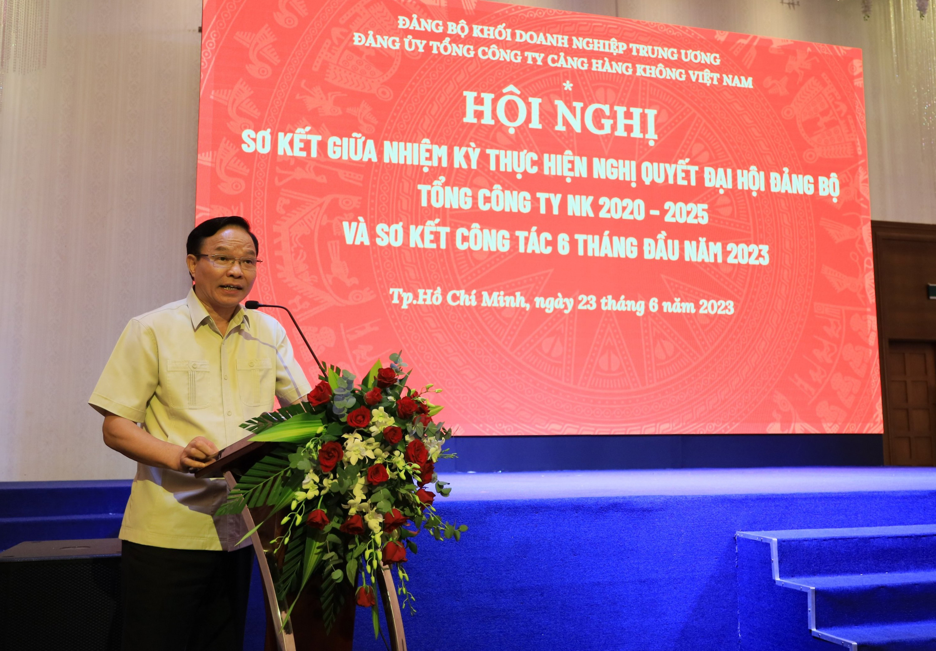 Đồng chí Lê Văn Châu – Phó Bí thư Đảng uỷ Khối Doanh nghiệp Trung ương phát biểu tại Hội nghị.