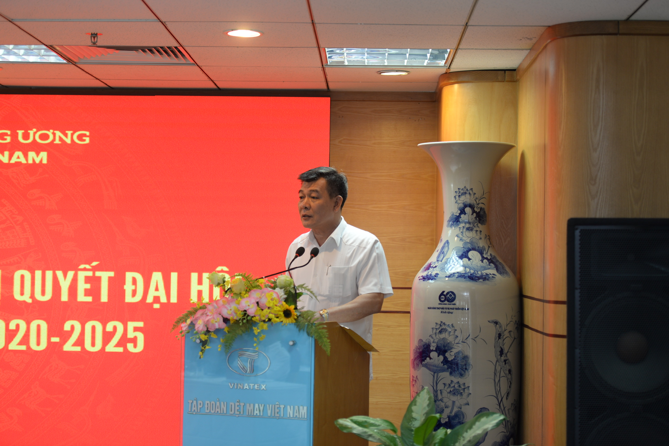 Đồng chí Nguyễn Đức Phong - Phó Bí thư Thường trực Đảng ủy Khối Doanh nghiệp Trung ương phát biểu tại hội nghị.