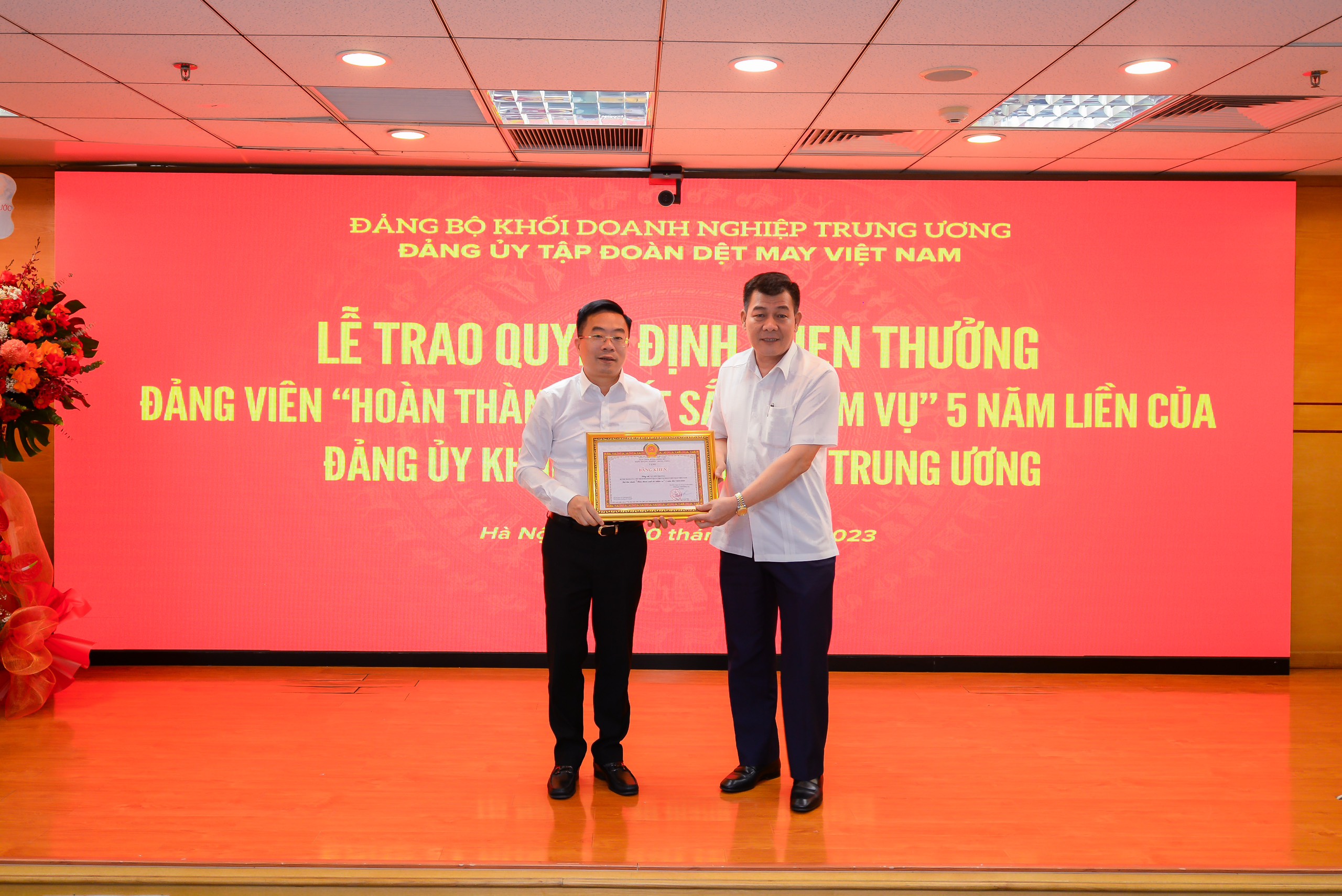 Đồng chí Lê Tiến Trường - Bí thư Đảng ủy, Chủ tịch HĐQT Tập đoàn Vinatex nhận Bằng khen danh hiệu đảng viên hoàn thành xuất sắc nhiệm vụ 5 năm liền (2018-2022).