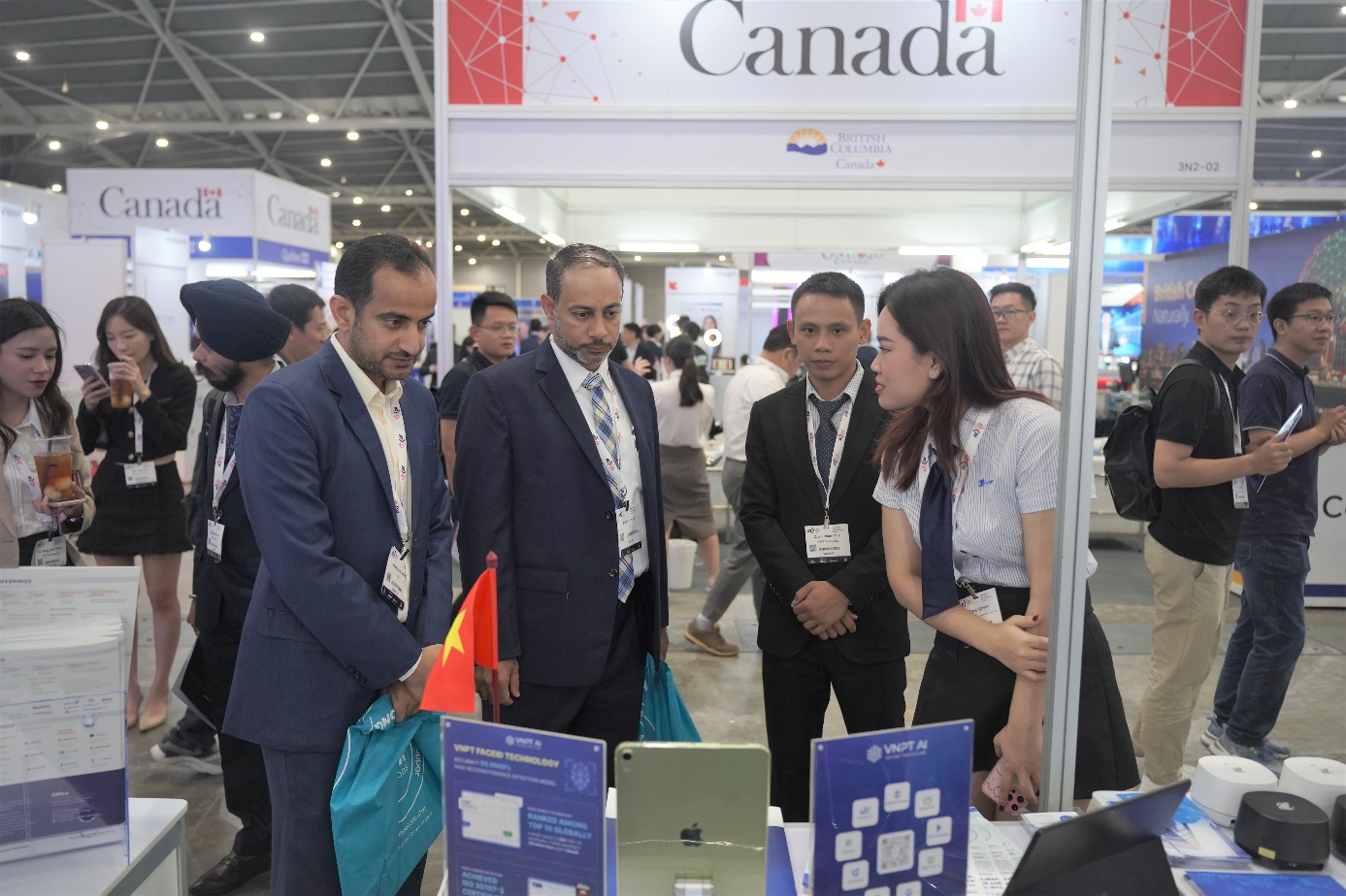 Tại Hội nghị thượng đỉnh Công nghệ châu Á 2023 (Asia Tech X Singapore 2023), nhiều khách tham quan quốc tế bày tỏ sự ngạc nhiên với tốc độ phát triển của công nghệ Việt Nam sau khi trải nghiệm VNPT FaceID - công nghệ sinh trắc học khuôn mặt được ứng dụng trong Hệ sinh thái VNPT AI.