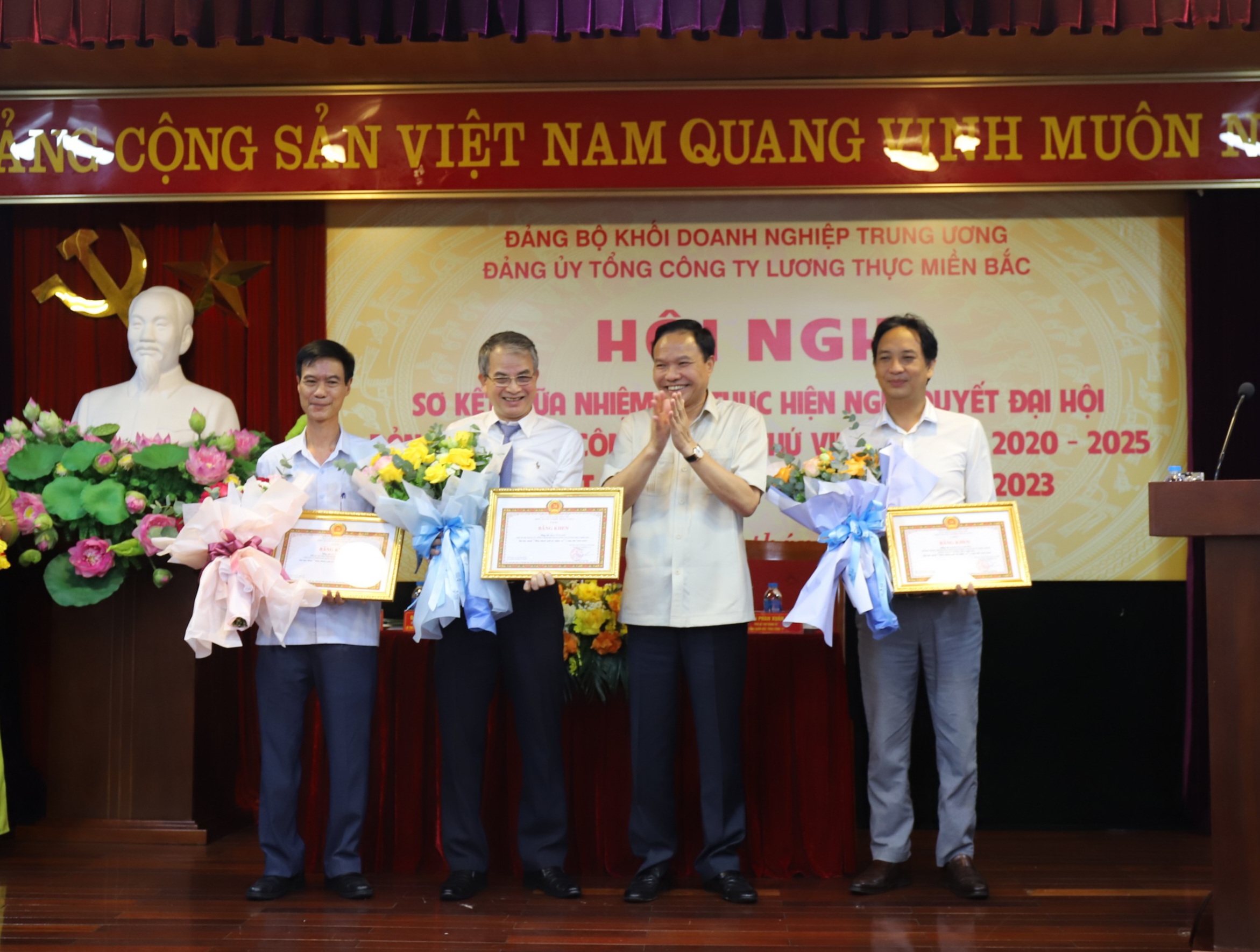 Đ/c Lê Văn Châu, Phó Bí thư Đảng ủy Khối trao tặng Bằng khen cho các đảng viên Hoàn thành xuất sắc nhiệm vụ 5 năm liền (2018-2022).