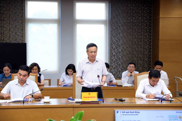 Lãnh đạo Tập đoàn Bưu chính Viễn thông Việt Nam báo cáo tại cuộc họp. 