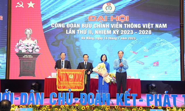 Công đoàn VNPT đón nhận Cờ thi đua của Tổng Liên đoàn LĐVN.